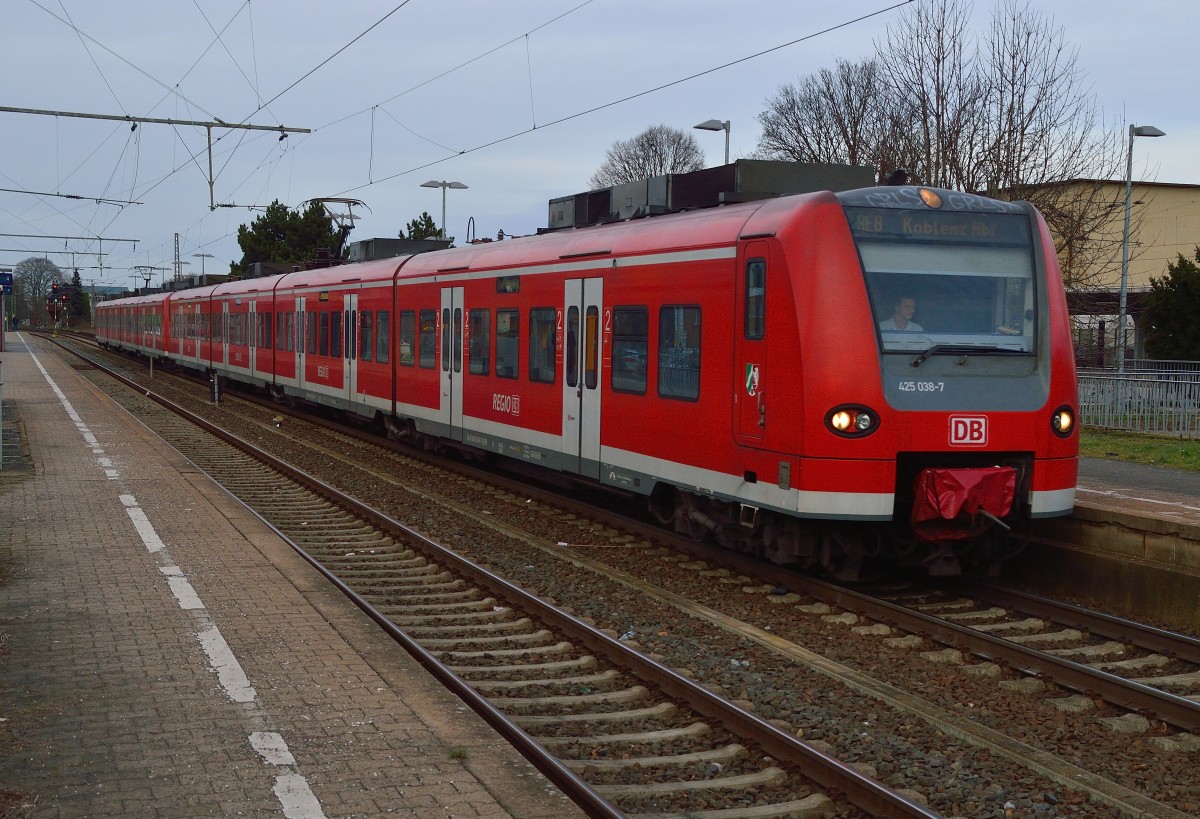 Mit dem 425 600-4 im Anhang verlässt der 425 038-7 als RE8 den Rheydter Hbf von Gleis 3 nach Koblenz Hbf. 12.2.2014