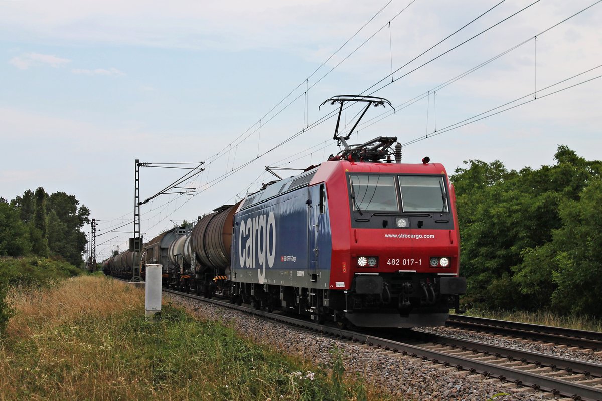 Mit dem  BASF -Zug DGS 49069 (Karlsruhe Rbf - Basel SBB Rbf) fuhr am 21.07.2017 die kurz zuvor frisch Lackierte Re 482 017-1 bei Buggingen in Richtung Schweizer Grenze.