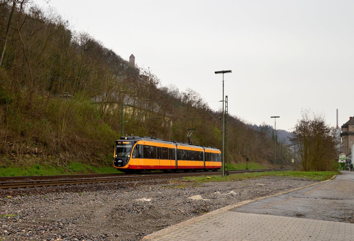 Mit dem Bergfried der Hornberg-Burg im Hintergrund (richtig da wohnte der Götz mit dem LMiA-Spruch) kommt der AVG 939 in Neckarzimmern  als S41 nach Mosbach Baden eingefahren.Samstag den 9.4.2016.
