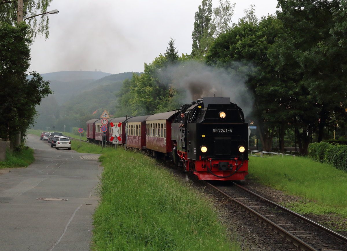 Mit dem Brocken im Hintergrund rollt 99 7241-5 mit dem P8904 (Eisfelder Talmühle - Wernigerode) durch Werniegrode.

Wernigerode, 02. August 2017