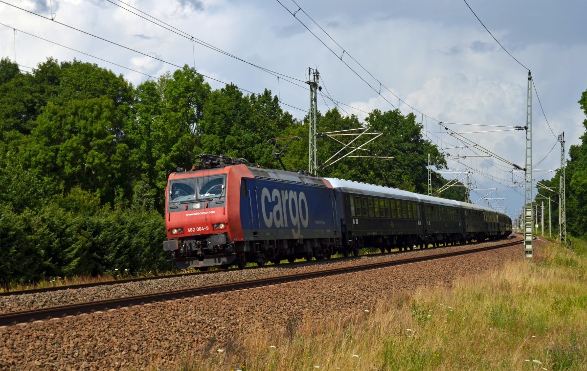 Mit dem Classic-Courier aus Polen fuhr 482 004 am 12.07.14 durch Burgkemnitz Richtung Bitterfeld. Das Ziel des Zuges war Stuttgart. 