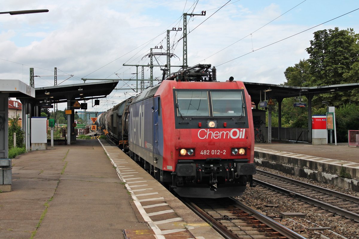 Mit dem DGS 49069 (Ludwigshafen BASF Ubf - Muttenz) fuhr am 04.08.2015 die Re 482 012-2  ChemOil  durch den Bahnhof von Haltingen in Richtung Weil am Rhein/Basel.