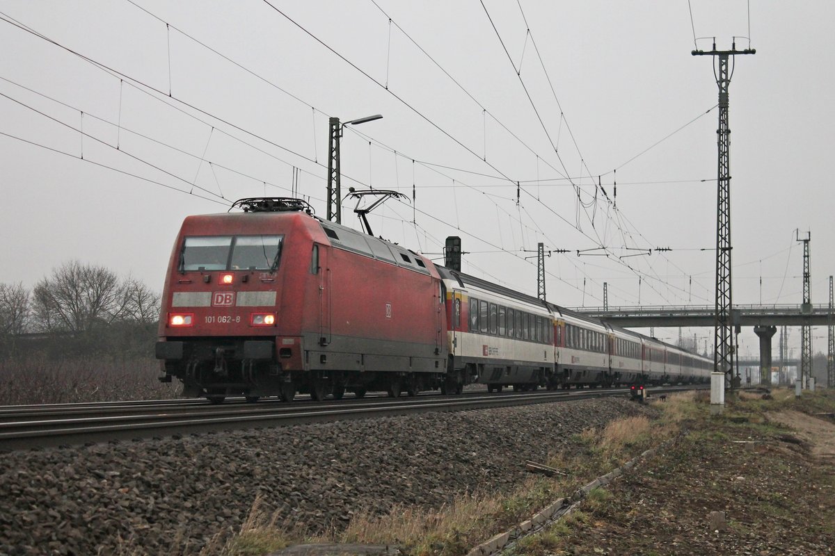 Mit dem EC 6 (Interlaken Ost - Hamburg Altona) fuhr am 20.12.2016 die 101 062-8 nördlich von Müllheim (Baden) auf der KBS 703 und fuhr in Richtung Freiburg (Breisgau), wo sie ihren nächsten Zwischenhalt einlegen wird.