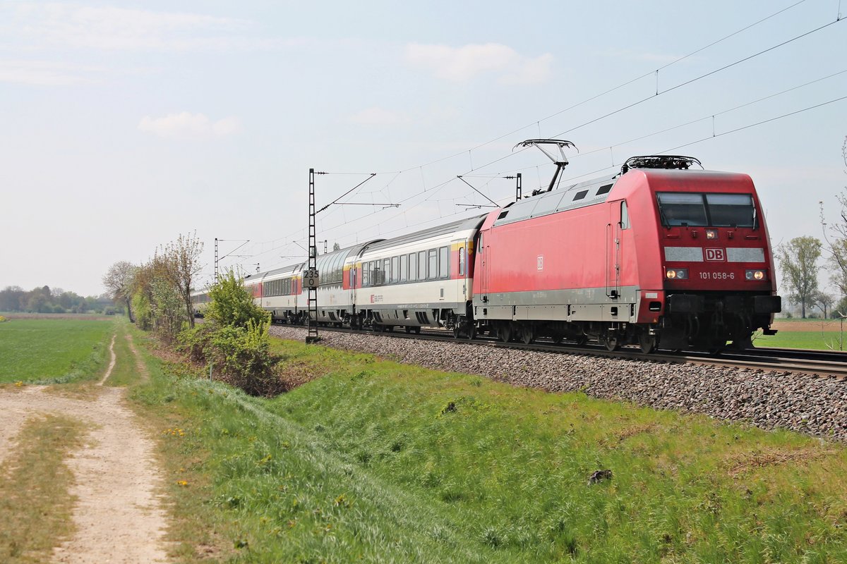 Mit dem EC 8 (Zürich HB - Hamburg Altona) fuhr am 11.04.2017 die 101 058-6 bei Hügelheim über die KBS 703 durchs Markgräflerland in Richtung Freiburg (Breisgau).