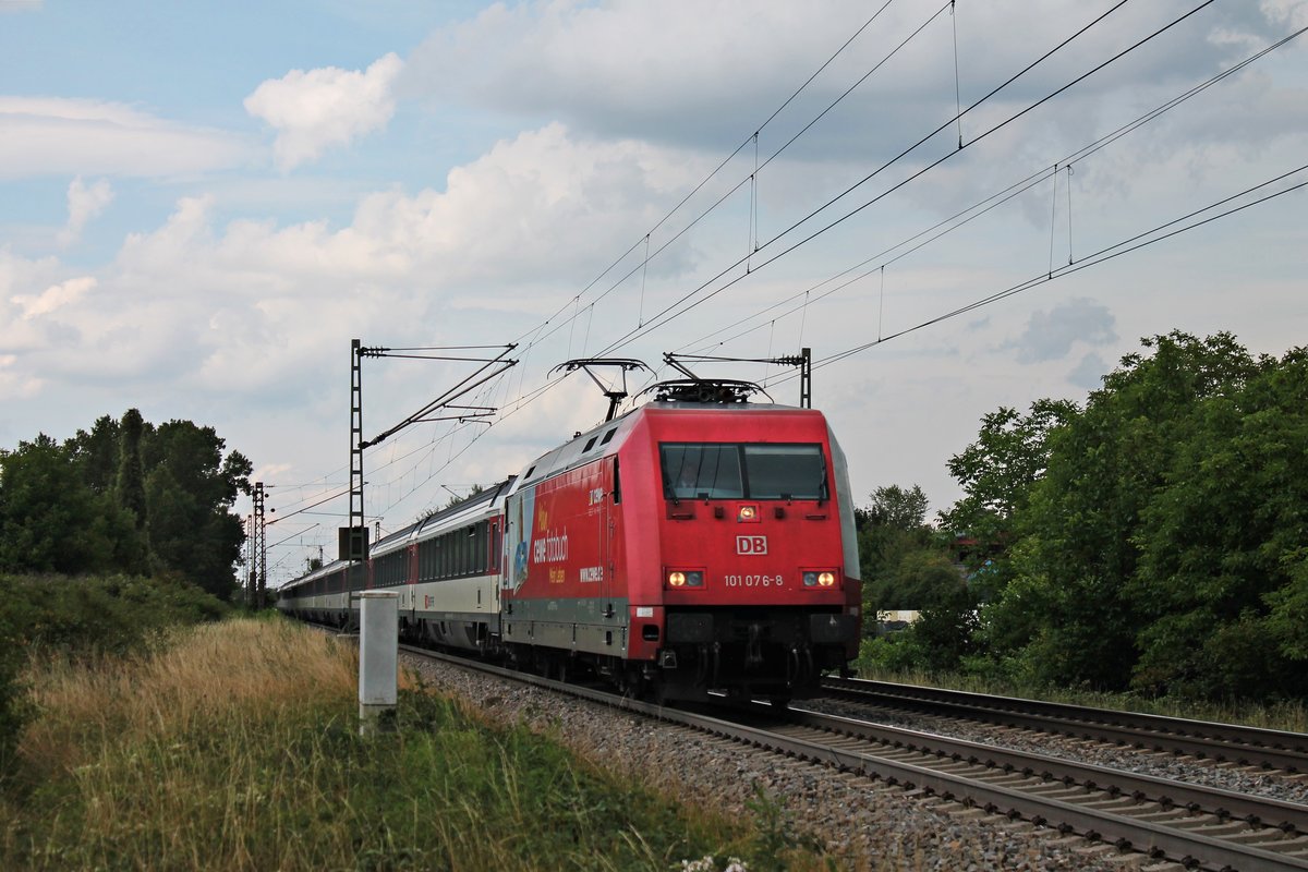 Mit dem EC 9 (Hamburg Altona - Zürich HB) war am 22.07.2017 die 101 076-8  CEWE Fotobuch  von Hamburg bis in die Schweiz nach Basel SBB unterwegs, wo sie ihren Zug an die SBB übergeben wird. Hier ist sie bei Buggingen unterwegs und hatte nur noch wenige Kilometer vor sich.