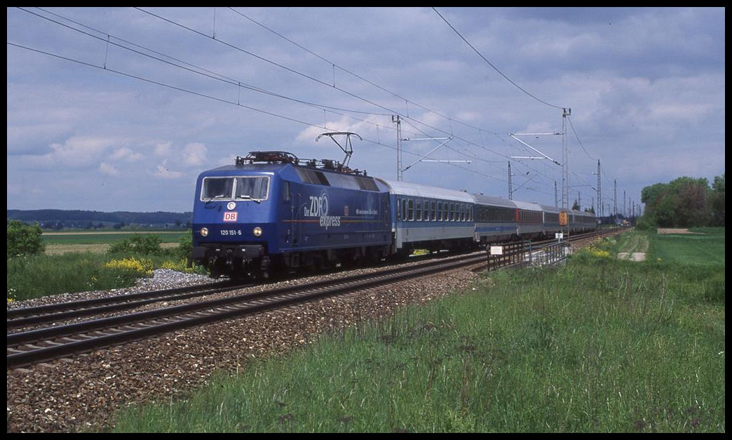 Mit dem Eurocity Miramar nach Zagreb kam mir am 16.5.1999 um 12.28 Uhr nahe Augsburg die ZDF Lok 120151 vor die Linse.