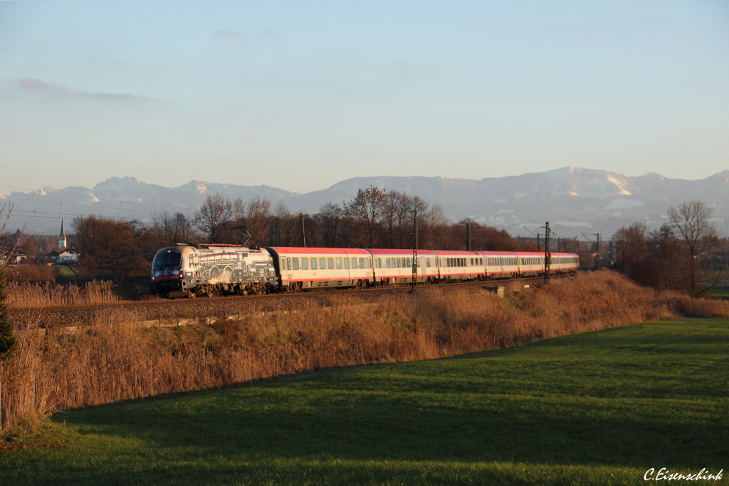 Mit dem Fahrplanwechsel Dezember 2013 schied die ÖBB 1216 020 aus dem Brenner EC Verkehr aus.
Die Lok wurde nach Villach unbeheimatet und fährt ab Januar für Rail Cargo Italia.
Am 02.12.13 bespannte sie EC 80 nach München und ist hier bei Rann zu sehen.