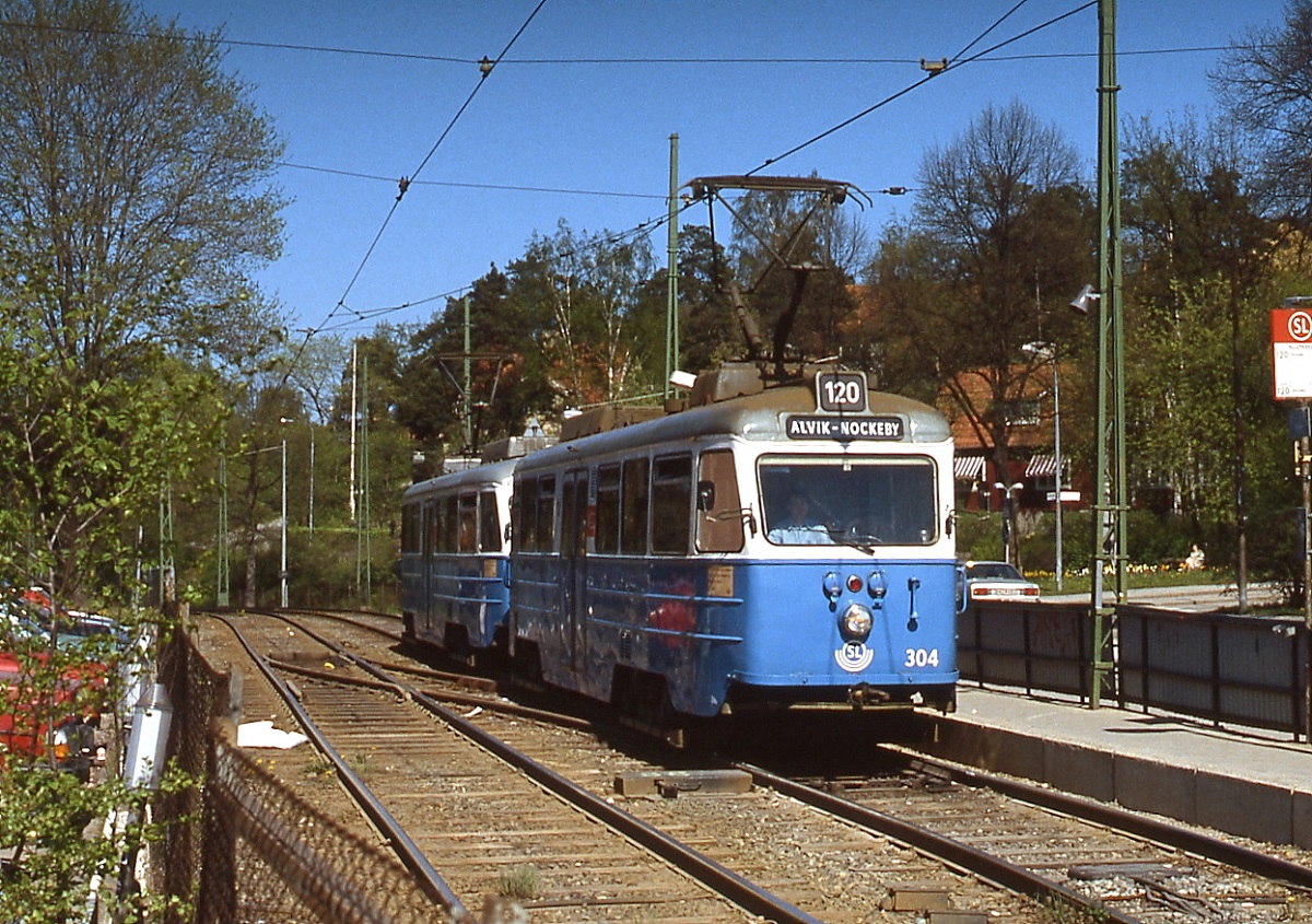 Mit dem führenden Tw 304 erreicht ein Zug der Nockebybahn Mitte Mai 1988 die Station Alleparken. Auf dem Teilstück Alvik - Alleparken blieb der Linksverkehr erhalten, erst hier wechseln die Züge auf das rechte Gleis. Der Gleisrest führte früher zu einer Wendeschleife, die später abgebaut wurde.