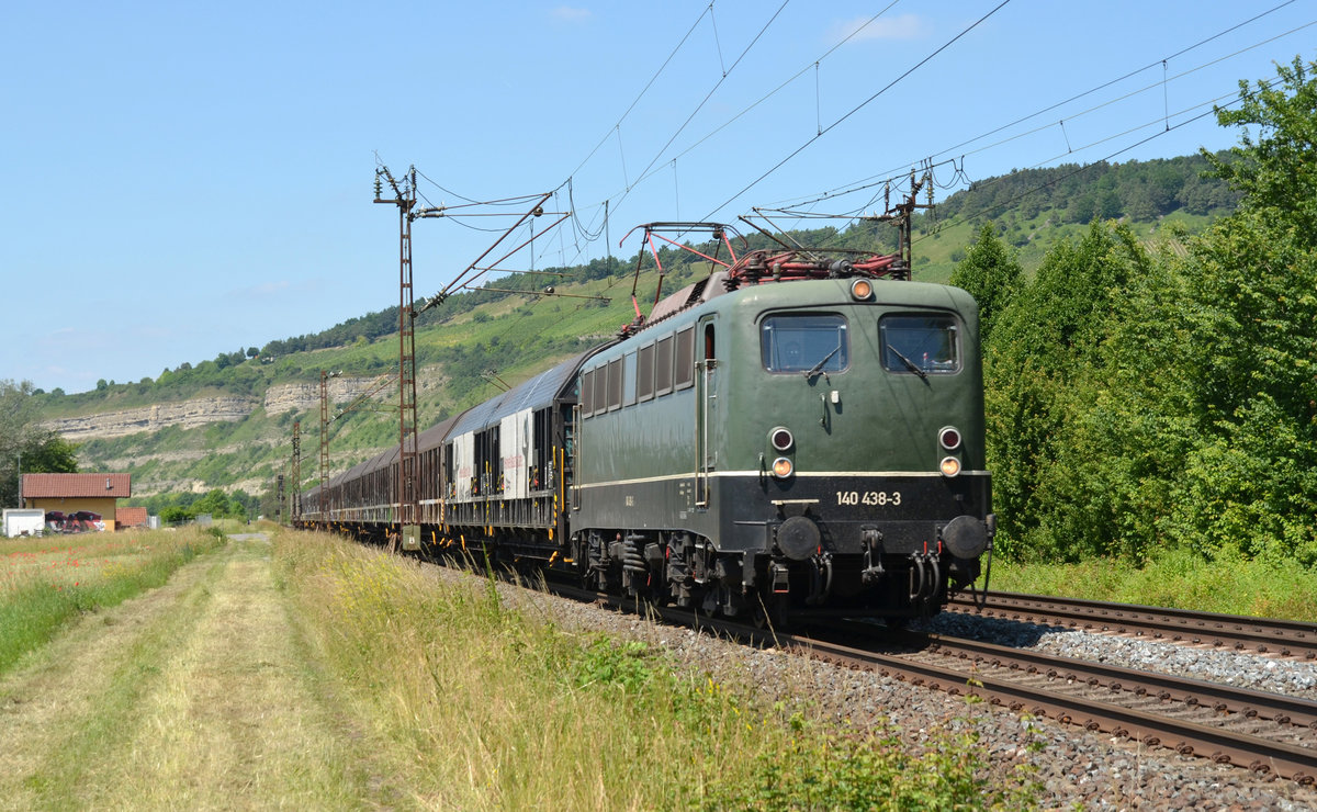 Mit dem Henkelzug nach Wassertrüdingen rollte 140 438 der Bayernbahn am 14.06.17 durch Thüngersheim Richtung Würzburg.