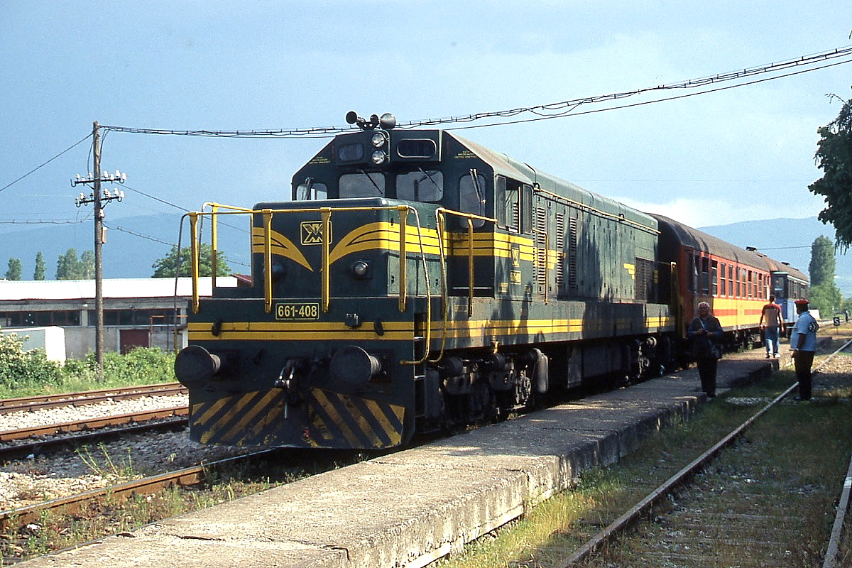 Mit dem Intercity von Skopje nach Pristina/Kosovo legt 661-408 am 14.05.2009 nördlich der mazedonischen Hauptstadt einen Zwischenhalt ein. Im Gegensatz zu den übrigen 661 haben die Lokomotiven der Baureihe 661-4 einen niedrigen Vorbau, da sie über keinen Dampfkessel für die Zugheizung verfügten.