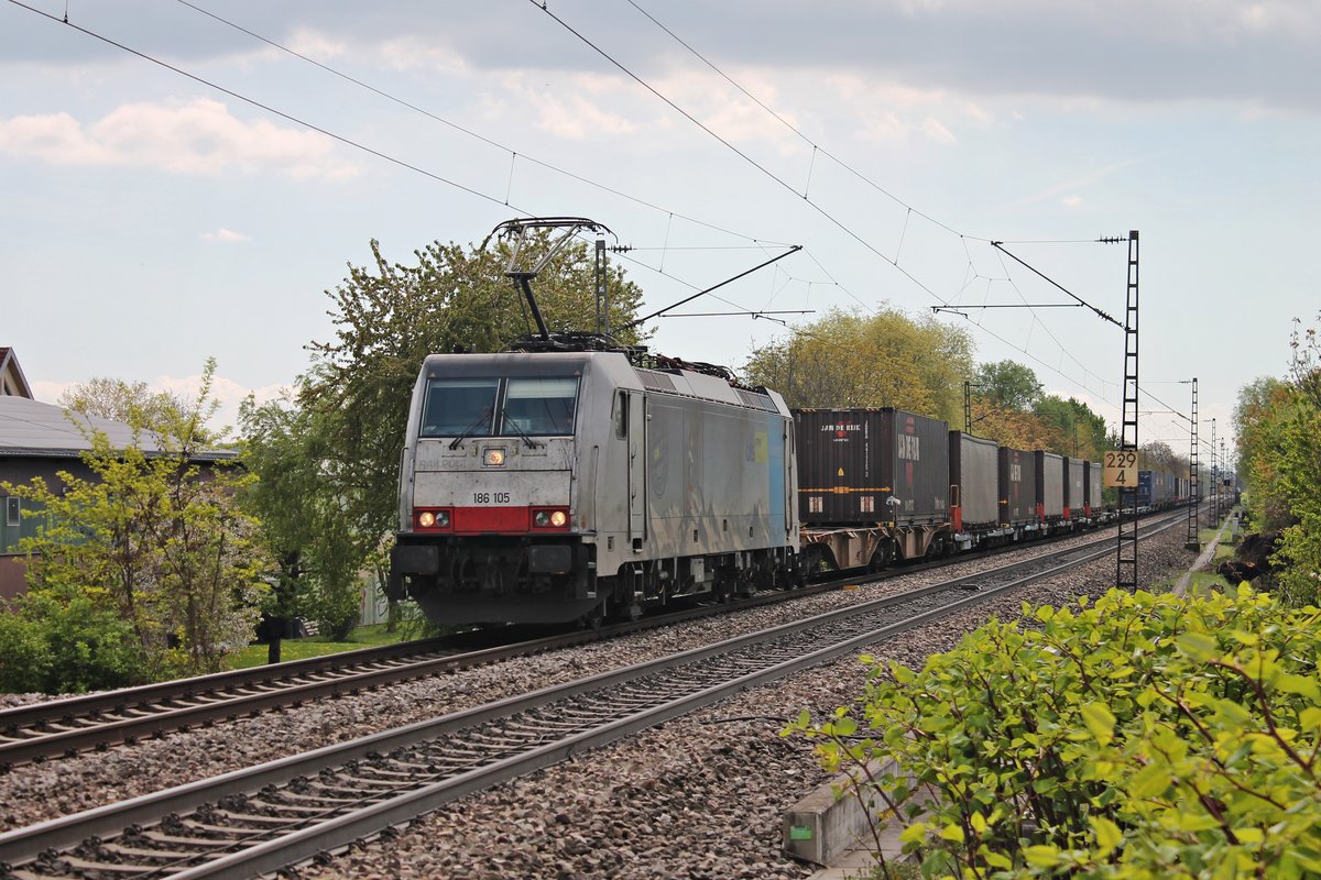 Mit dem  Jan de Rijk -Containerzug (Melzo Scalo - Rotterdam Waalhaven) für TXL fuhr am 13.04.2017 die Rpool/BLSC 186 105 südlich von heitersheim über die KBS 703 in Richtung Norden.