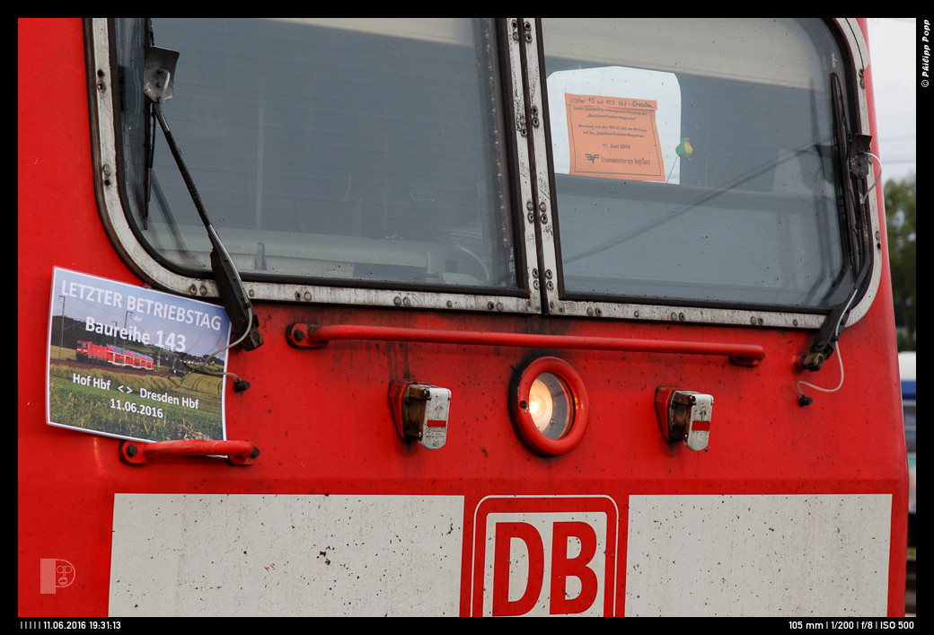 Mit dem  kleinen Fahrplanwechsel  am 12.06.2016 wird unter anderem der RE3 Dresden - Hof von der MRB betrieben. Damit endete am 11.06.2016 der Einsatz der BR143 mit Doppelstockeinheiten im RE-Verkehr. Gleichzeitig war es der Abschied von DB-Regio aus der Region Vogtland und Westsachsen. Der vorletzte Zug mit BR143 bzw von DB Regio ab Hof in Richtung Sachsen, und gleichzeitig der letzte durchgehende Zug bis nach Dresden war RE 4775 Hof - Dresden, der hier abfahrbereit mit 143 829 in Hof steht.