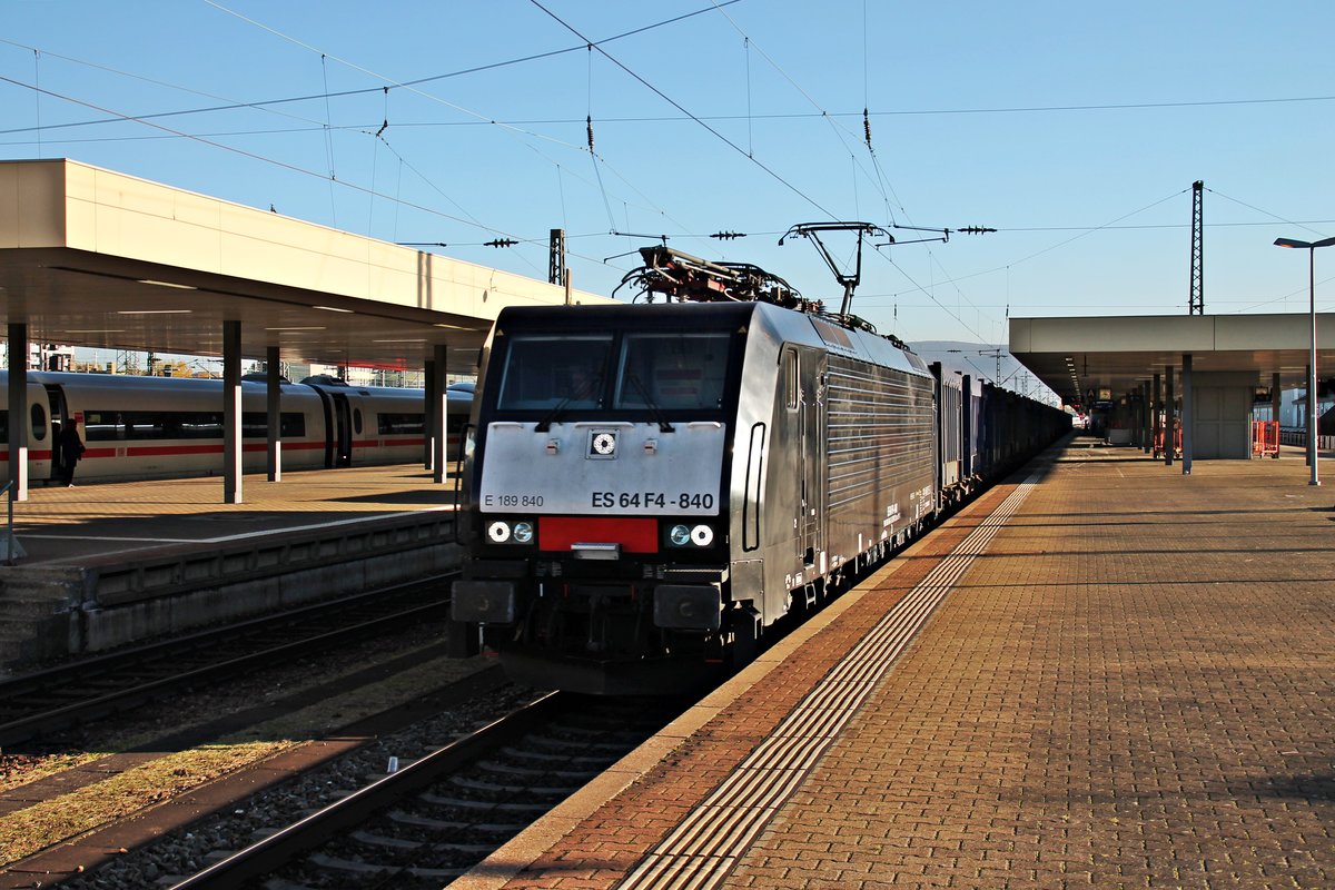 Mit dem leeren Stahlzug  Containerzug  fuhr am 05.11.2015 die MRCE/SBB Cargo International ES 64 F4-840 (189 840-2) über Gleis 3 durch den Badischen Bahnhof von Basel in Richtung Weil am Rhein.