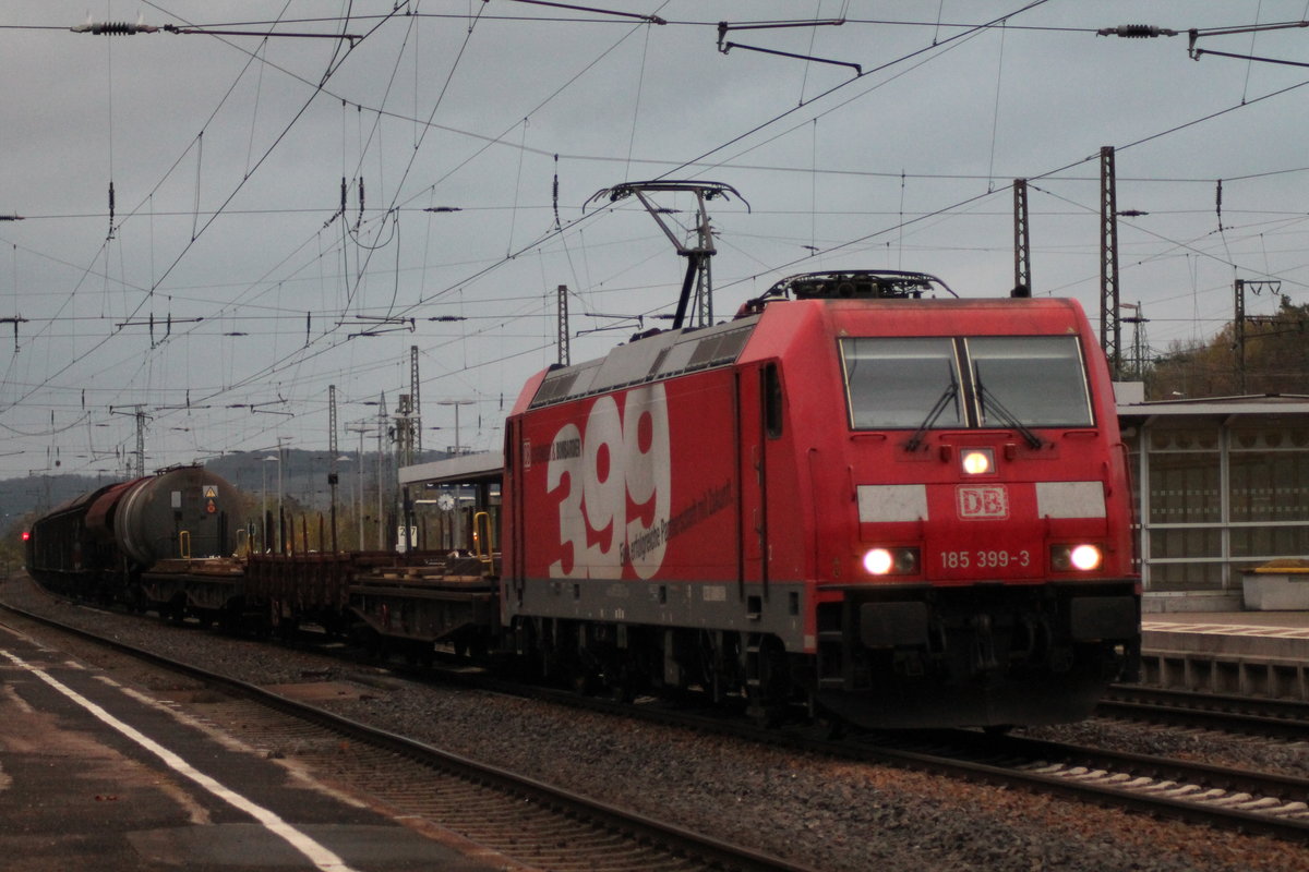 Mit dem letzten Licht des Tages und einem gemischten Güterzug.. 185 399  399  am 25.10.2018 in Eichenberg.