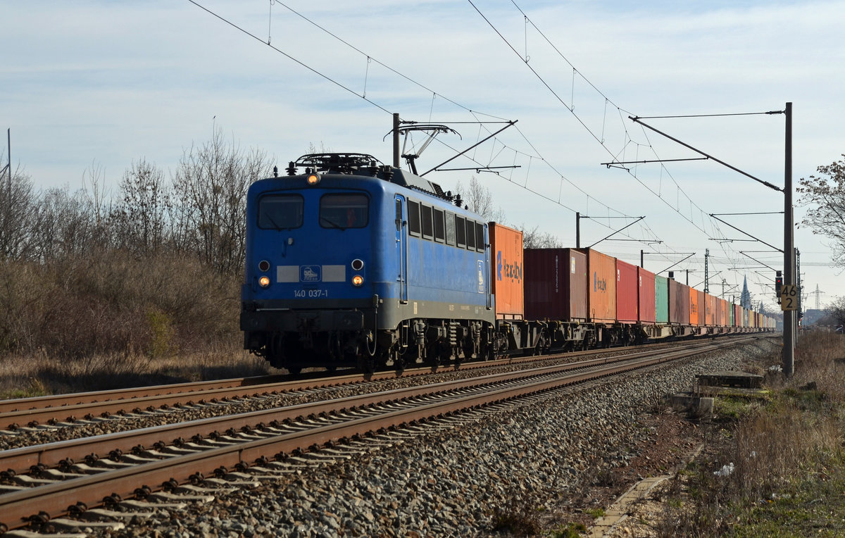 Mit dem Metrans-Containerzug aus Leipzig am Haken rollt 140 037 (140 831) der Press am 23.02.19 durch Greppin Richtung Dessau. Ziel ist der Hafen Hamburg.
