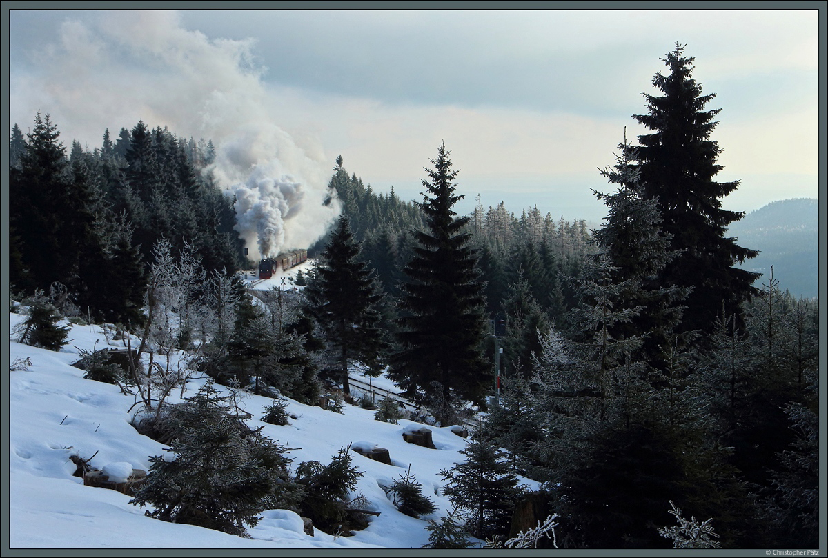 Mit dem P 8920 aus Nordhausen erklimmt 99 7235 am 14.01.2018 den winterlich verschneiten Brocken und sorgt für eine beeindruckende Dampfentwicklung.