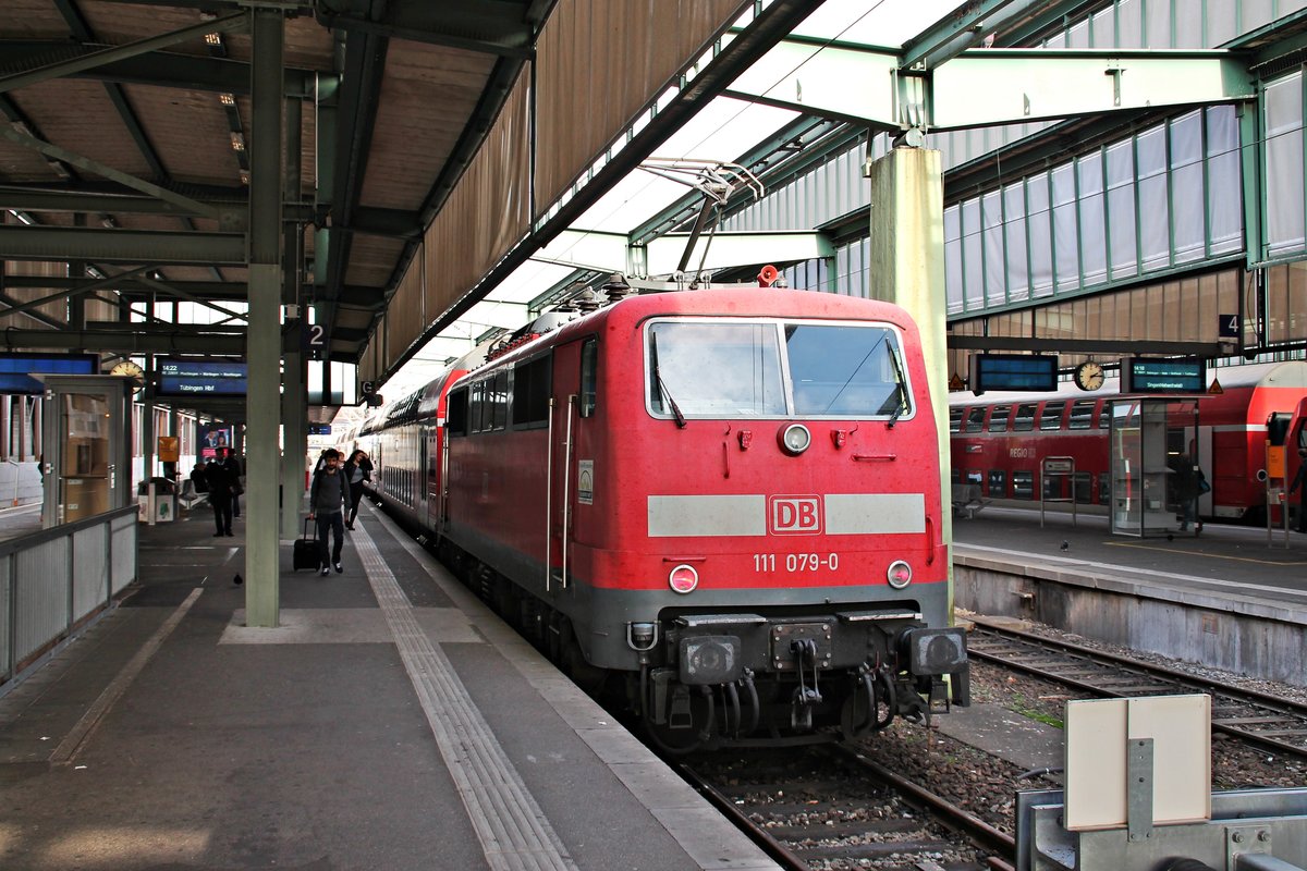 Mit dem RE 22031 (Stuttgart Hbf - Tübingen) stand die 111 079-0 am 06.11.2015 im Startbahnhof bereit am Bahnsteig.