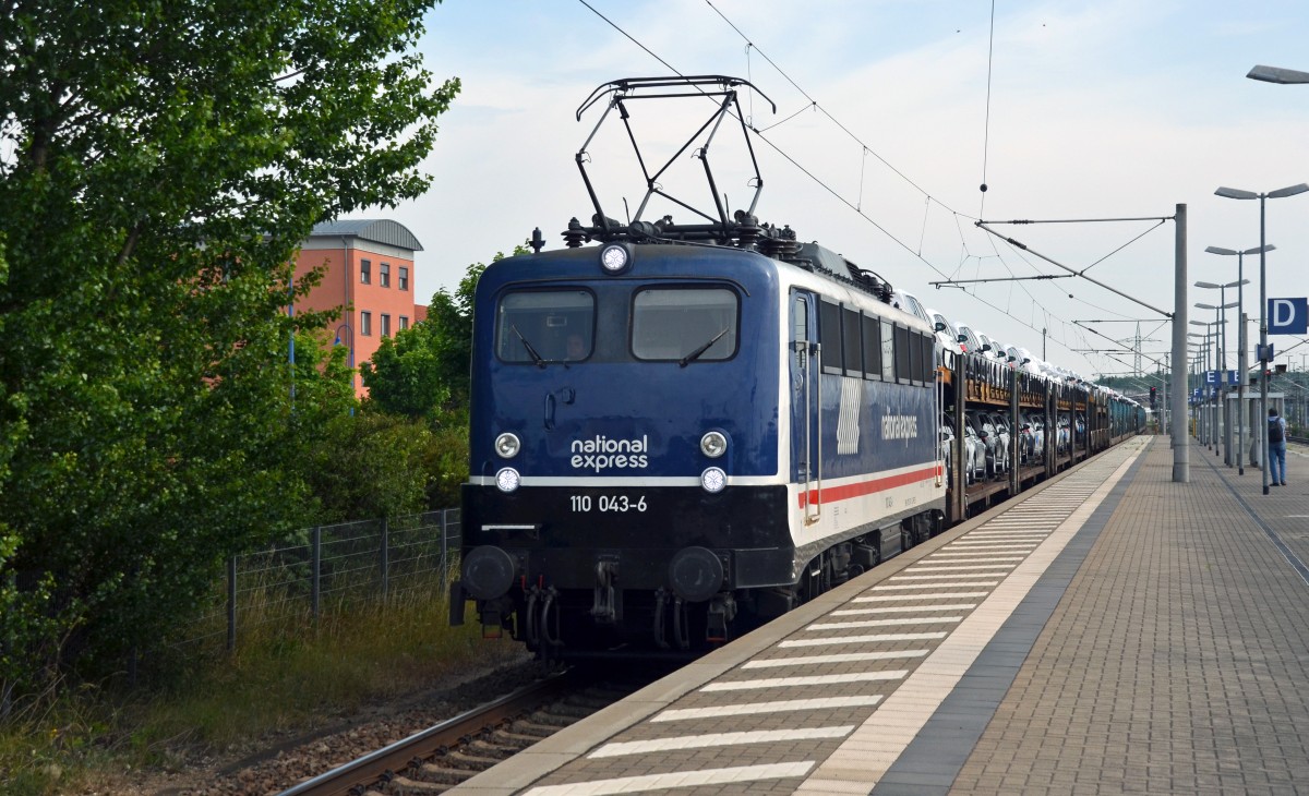Mit dem sonntäglichen VW-Zug vom VW-Werk Zwickau-Mosel zu den Nordseehäfen passiert 110 043 am 14.06.15 Bitterfeld.