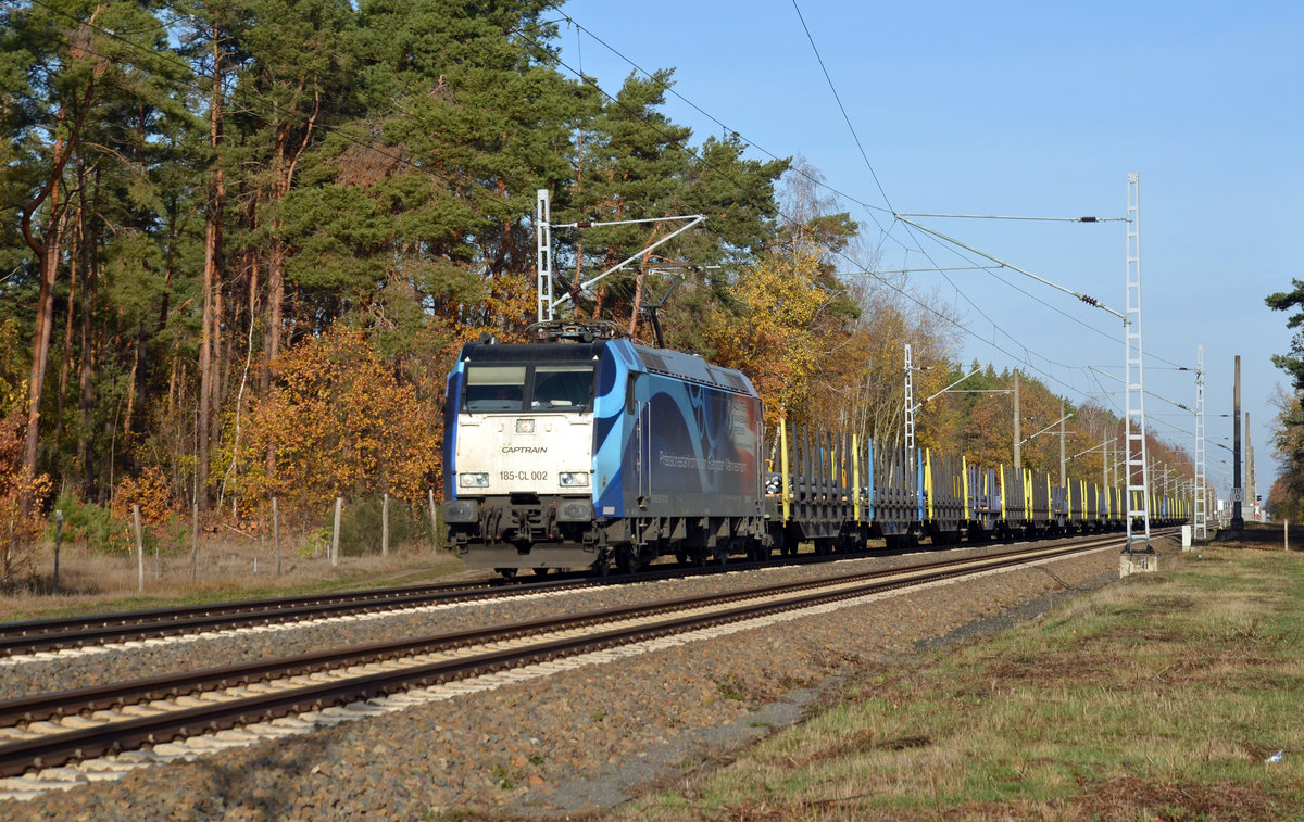 Mit dem Stahlzug am Haken rollte 185-CL 002 am 14.11.18 durch Marxdorf nach Zeithain zum dortigen Stahlwerk.