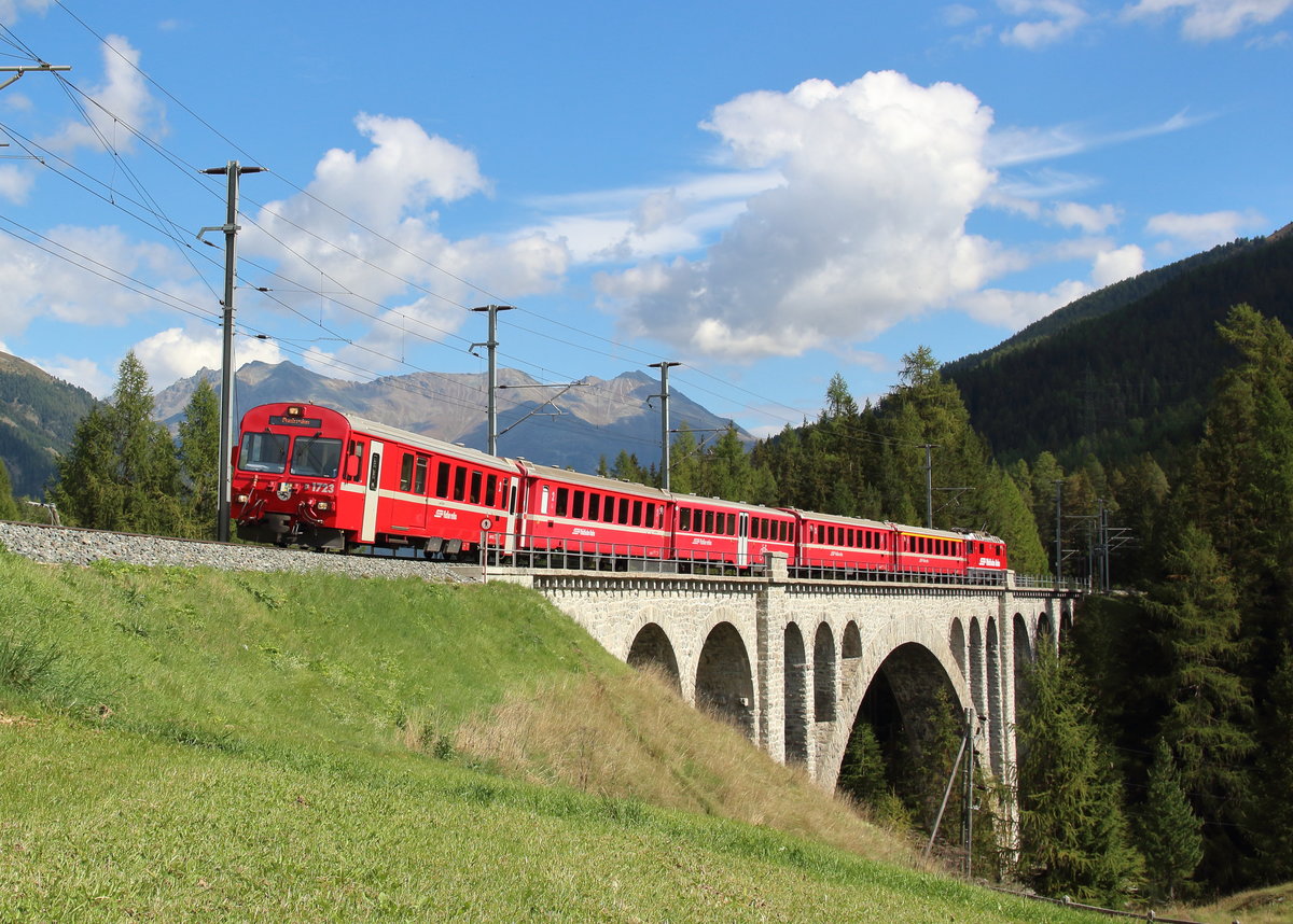 Mit dem Steuerwagen 1723 an der Spitze überquert der Engadiner Regio (Scuol-Tarasp - Pontresina) das Innviadukt bei Cinuos-chel Brai.

Cinuos-chel Brail, 19. September 2018 