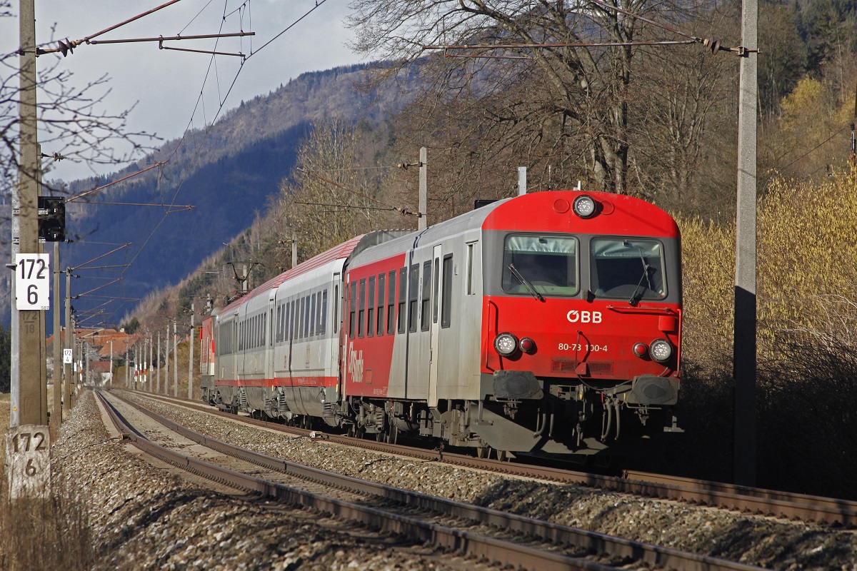 Mit dem Steuerwagen 80-73 100 an der Spitze fährt IC515 bei Mixnitz-Bärenschützklamm Richtung Graz. Das Bild entstand am 30.01.2018.