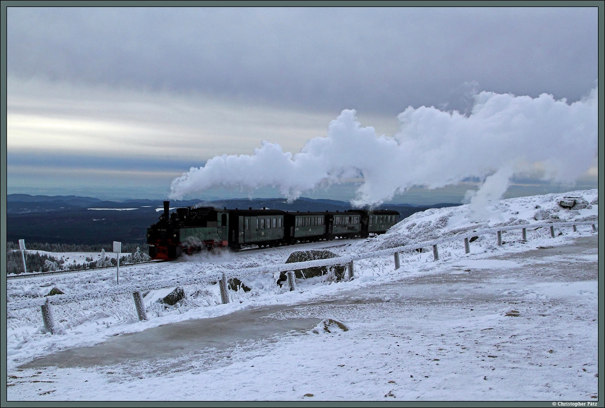 Mit dem Traditionszug der HSB erklimmt 99 5902 am 27.12.2014 die letzten Höhenmeter zum Bahnhof Brocken. Der erst kurz zuvor eingezogene Winter hat die Landschaft mit einer leichten Schneeschicht überzogen. 