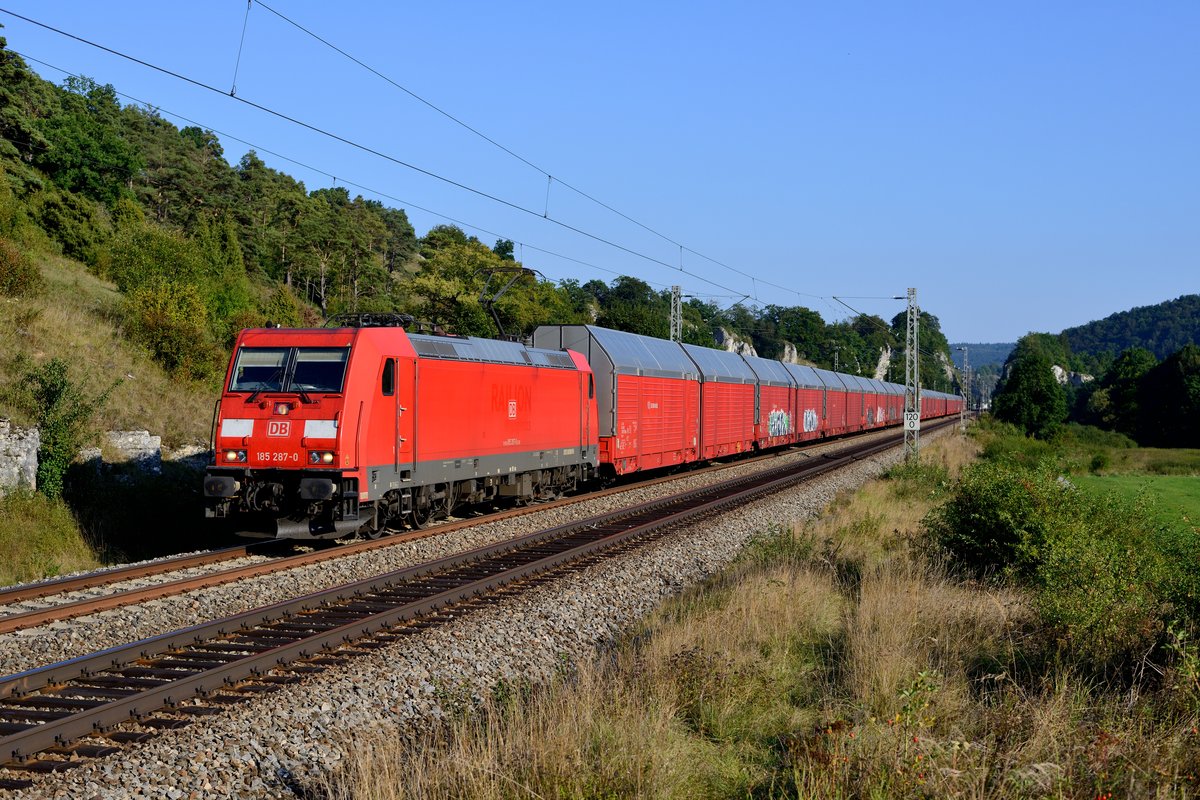 Mit dem umgeleiteten GA 48928 von Kalsdorf nach Bremerhaven kam am 07. September 2016 die 185 287 durch das Altmühltal gefahren. Die Lok befördert den Zug über den gesamten Laufweg, Ladegut sind Fahrzeuge des Typs Mini Countryman.