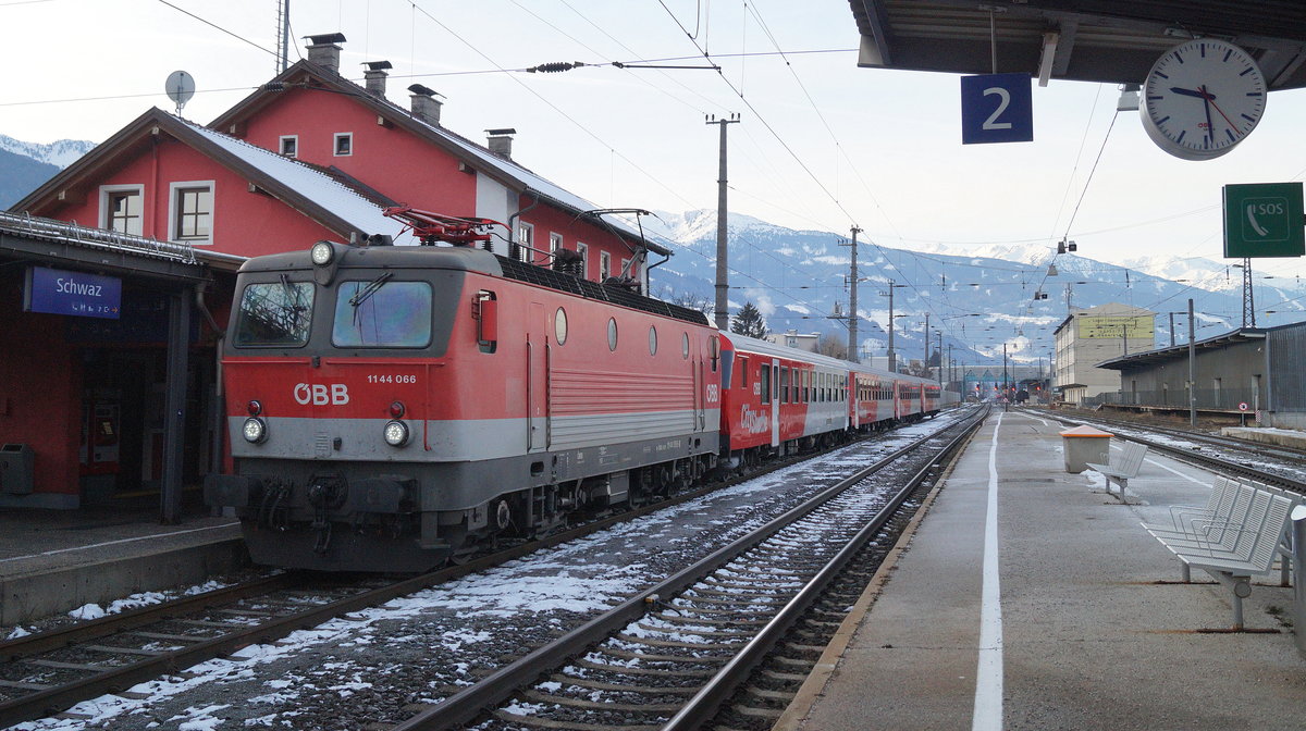 Mit diesem Beitrag möchte ich allen hier ein frohes Weihnachtsfest wünschen: Die 1144 066 erreicht mit dem 15 Minuten verspäteten REX 5337 (Innsbruck Hbf - Wörgl Hbf) den Bahnhof Schwaz. Normalerweise wird die Leistung geschoben, doch hier musste der Alpenstaubsauger die Garnitur anführen, was wohl die Verspätung verursacht haben wird. 21.12.2018.