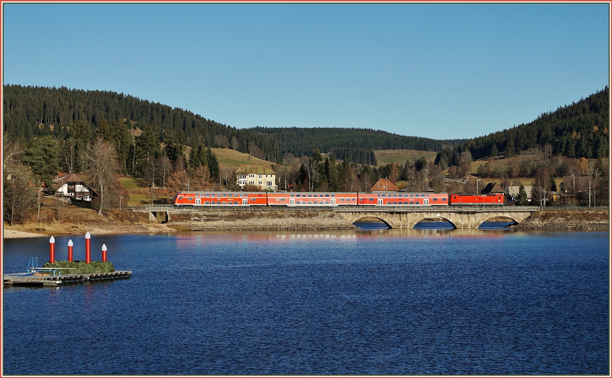 Mit diesem Bild wünsche ich allen eine besinnliche Adventszeit, gesegnete Weihnachten und ein gutes Neues Jahr.
Mit der Schublok 143 332-5 ist Regionalbahn 17266 von Seebrugg bei Schluchsee Richtung Freiburg unterwegs.
29. Nov. 2016 