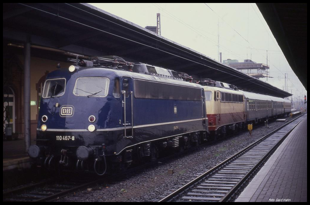 Mit einer Doppelbespannung in Form von 110467 und 114485 kam am 17.11.1990 um 13.23 Uhr der E 3378 aus Bremen auf Gleis 1 in Osnabrück an.