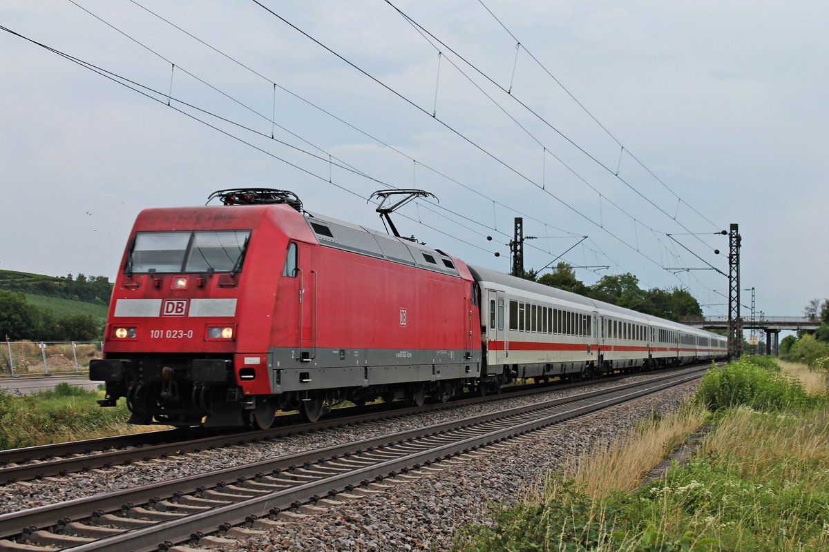 Mit EC 206 (Zürich HB - Frankfurt (Main) Hbf) fuhr am 21.07.2017 die 101 023-0 am Industriegebiet von Buggingen vorbei in Richtung Freiburg im Breisgau.