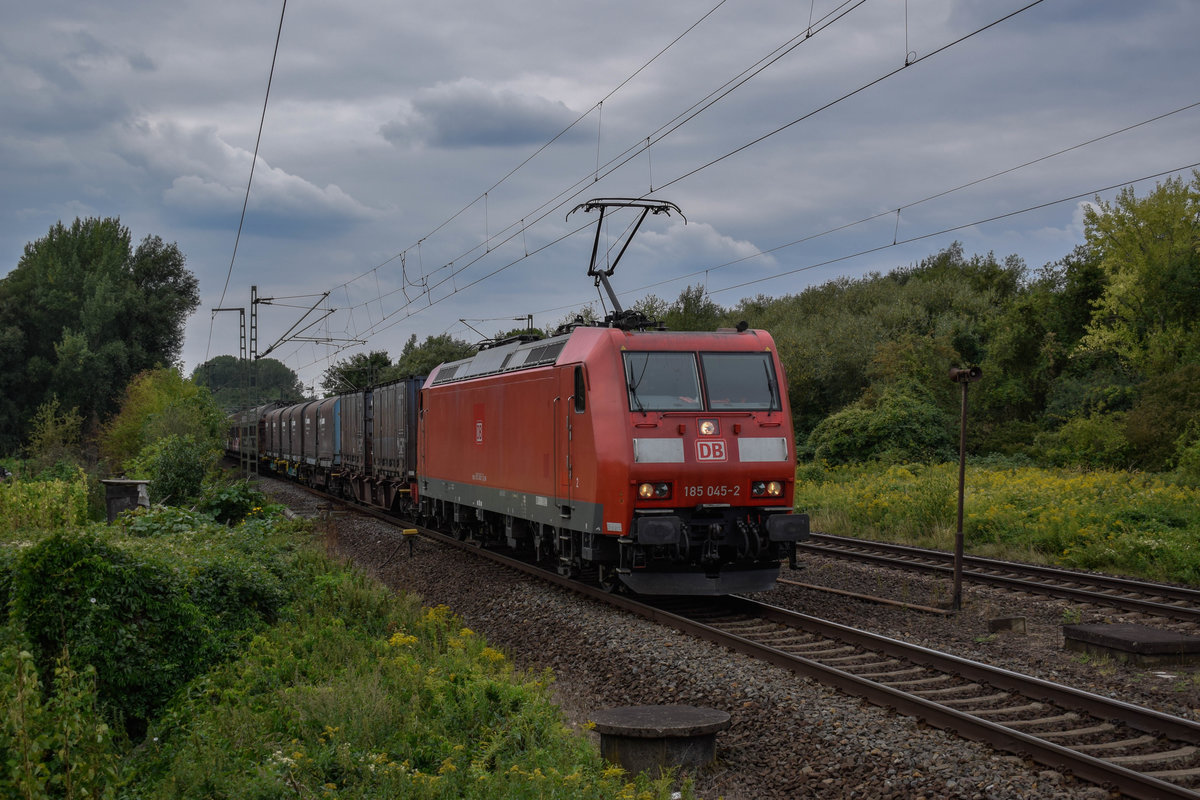 Mit einem Alu(?)zug fährt 185 045 am 15.08.2018 in Richtung Lehrte durch Misburg.