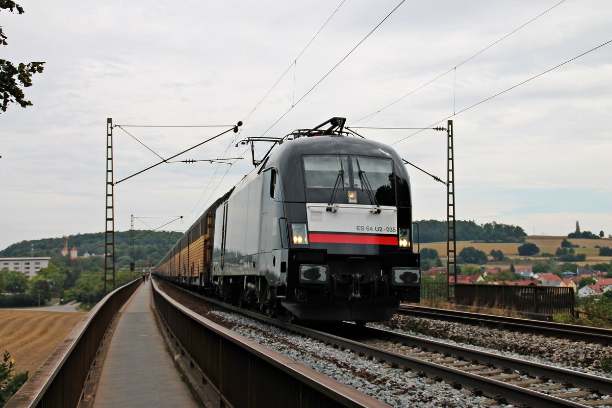 Mit einem ARS Altmann Autozug nach Bremerhaven fuhr am 24.08.2015 die MRCE/TXL ES 64 U2-035 (182 535-5) über die Donaubrücke bei Mariaort in Richtung Nürnberg.