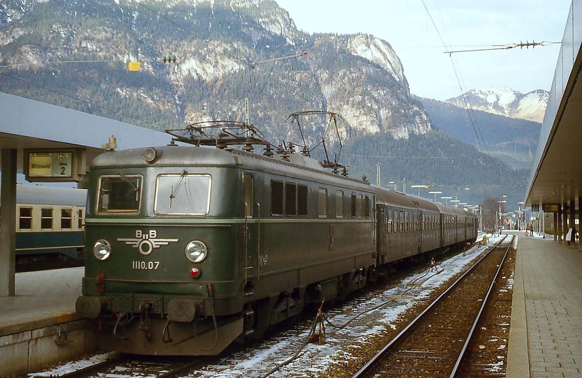Mit einem aus ÖBB-Wagen gebildeten Nahverkehrszug nach Mittenwald steht 1110.07 im Dezember 1978 abfahrbereit im Bahnhof Garmisch-Partenkirchen