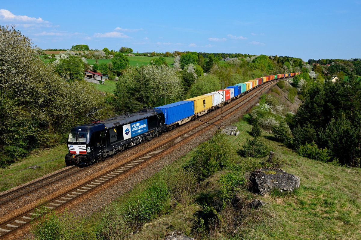 Mit einem bunten Containerzug eilte am 21. April 2018 die für die Wiener Lokalbahn fahrende MRCE 193 606 bei Laaber durch die blühende Oberpfalz. Bei der Leistung handelte es sich um den DGS 43956 von Ybbs an der Donau nach Hamburg Waltershof. 