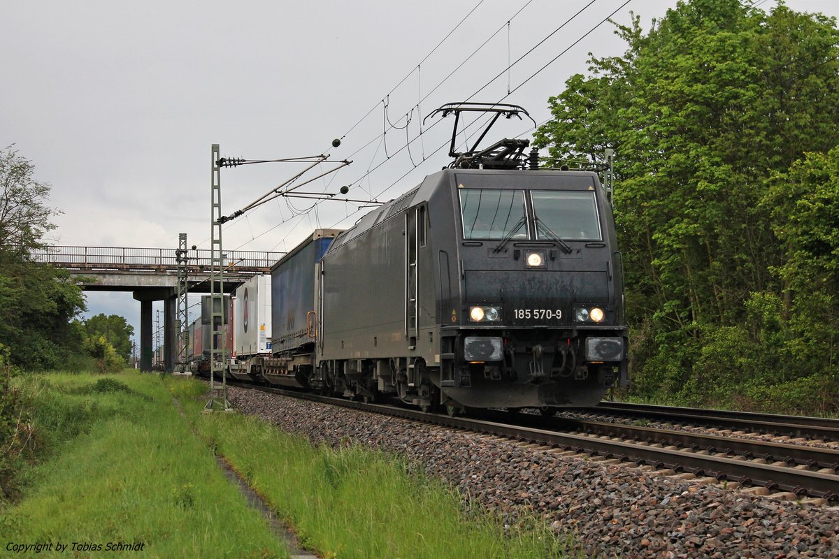 Mit einem bunten KLV fuhr am 13.05.2017 die MRCE/SBBCI 185 570-9 bei Buggingen über die KBS 703 in Richtung Schweiz.