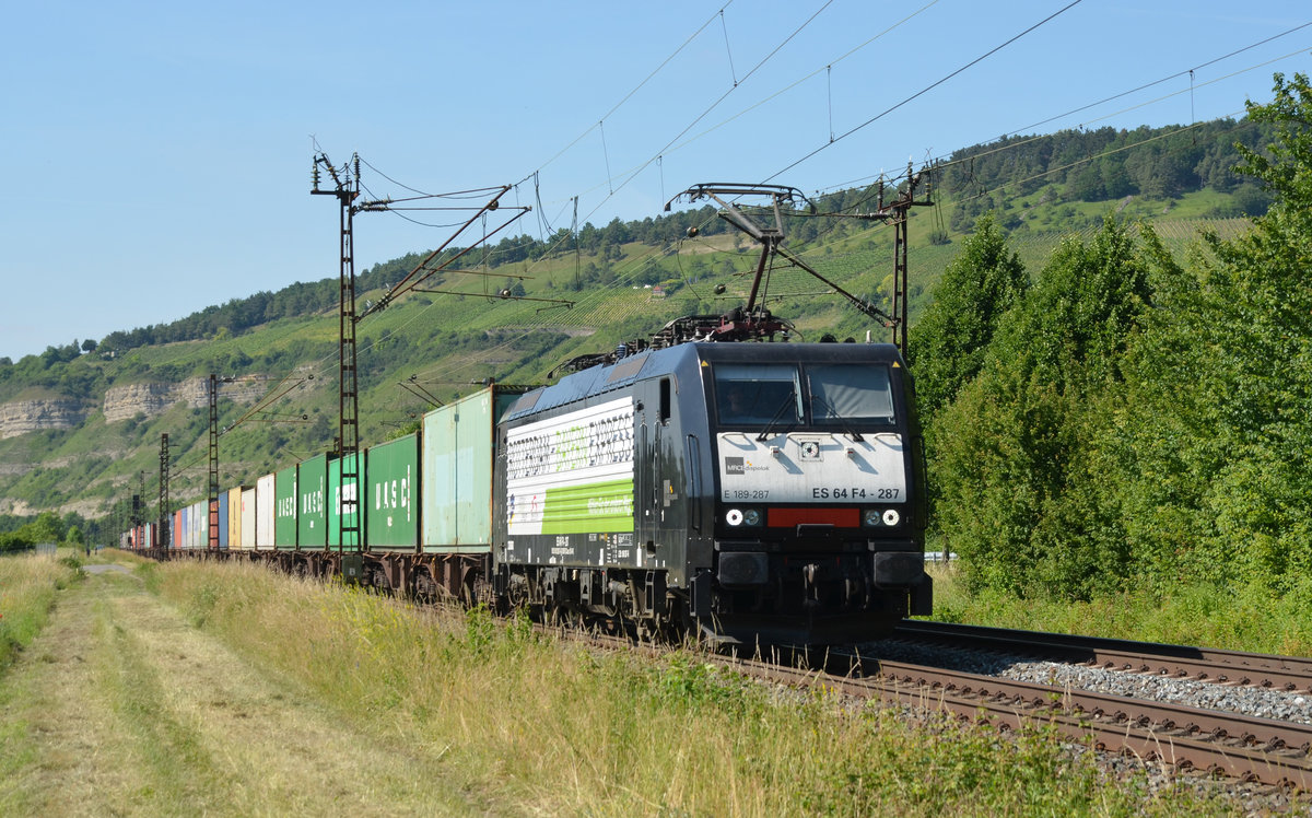 Mit einem Containerzug am Haken rollte die für TX fahrende 189 287 am 14.06.17 durch Thüngersheim Richtung Würzburg.