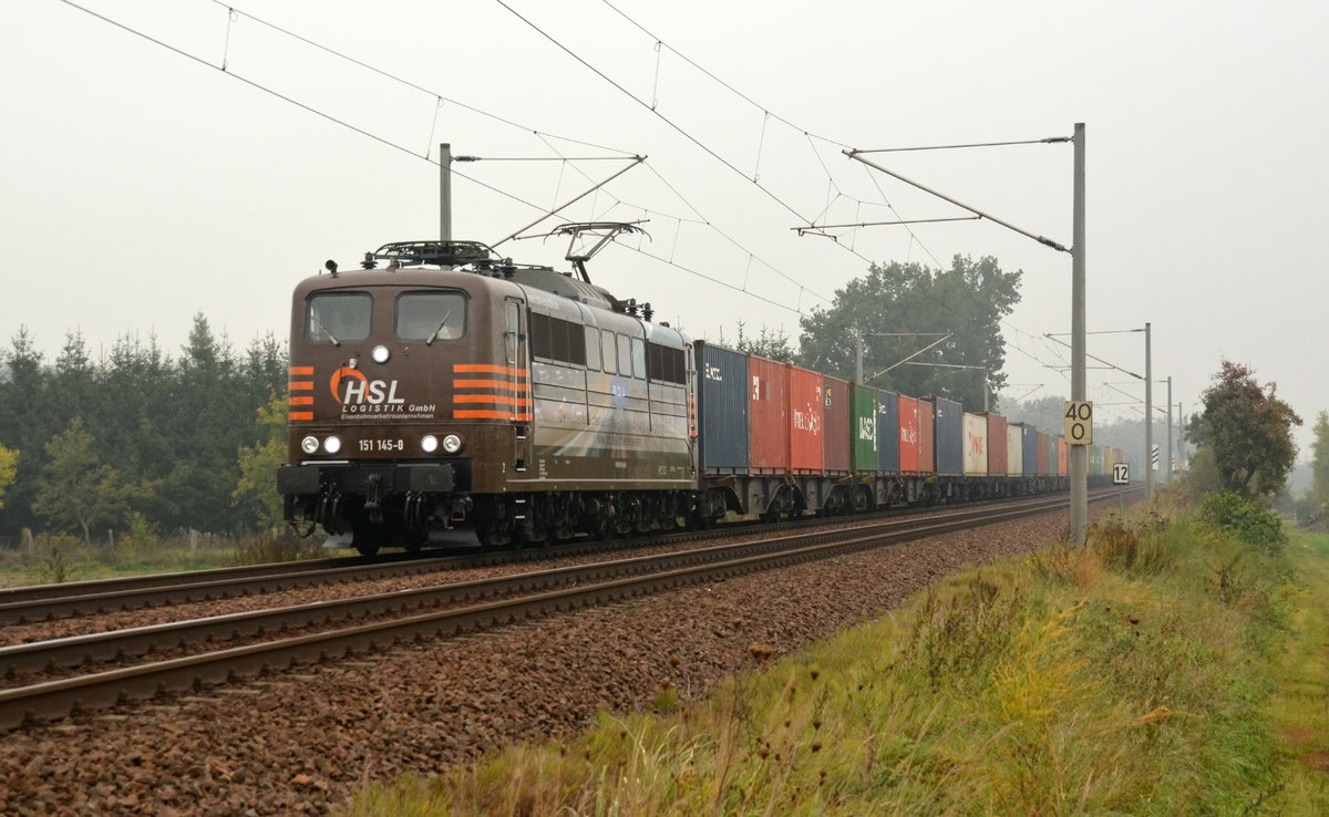 Mit einem Containerzug am Haken rollte 151 145 der HSL am 28.09.17 durch Jeßnitz Richtung Bitterfeld.