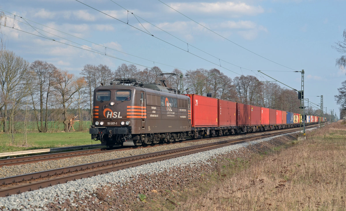 Mit einem Containerzug am Haken rollte 151 017 der HSL am 10.04.18 durch Jütrichau Richtung Magdeburg.