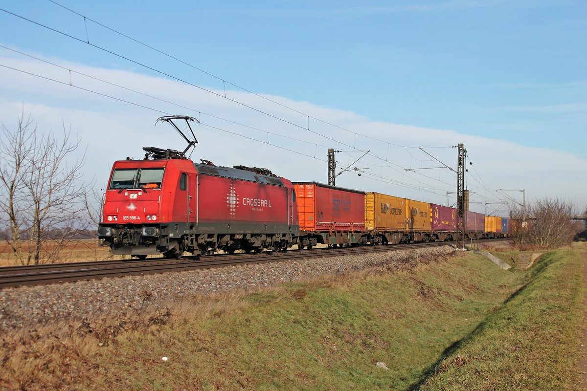Mit einem Containerzug aus Belgien fuhr am 22.12.2016 die BRLL/XRAIL 185 596-4  Suzy  bei Hügelheim auf der KBS 703 und fuhr gen Süden.