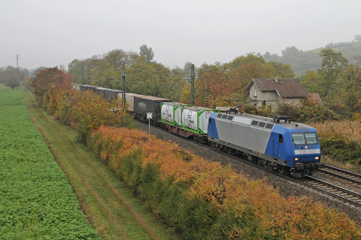 Mit einem Containerzug aus Belgien/Aachen West fuhr am 31.10.2016 die Alpha Trains/Crossrail 145-CL 203 (145 099-8) zwischen Müllheim (Baden) und Auggen auf der KBS 703 in Richtung Schweizer Grenze.