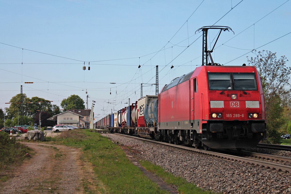 Mit einem Containerzug aus Italien fuhr am 13.04.2017 die 185 289-6 durchs Heitersheim über die KBS 703 in Richtung Norden.
