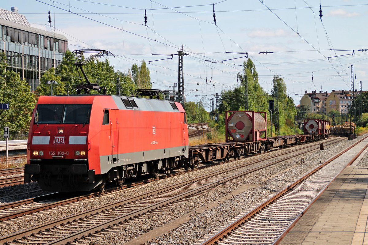 Mit einem Containerzug aus Richtung Ostbahnhof fuhr am 25.08.2015 die 152 102-0 durch München Heimeranplatz gen München Laim.