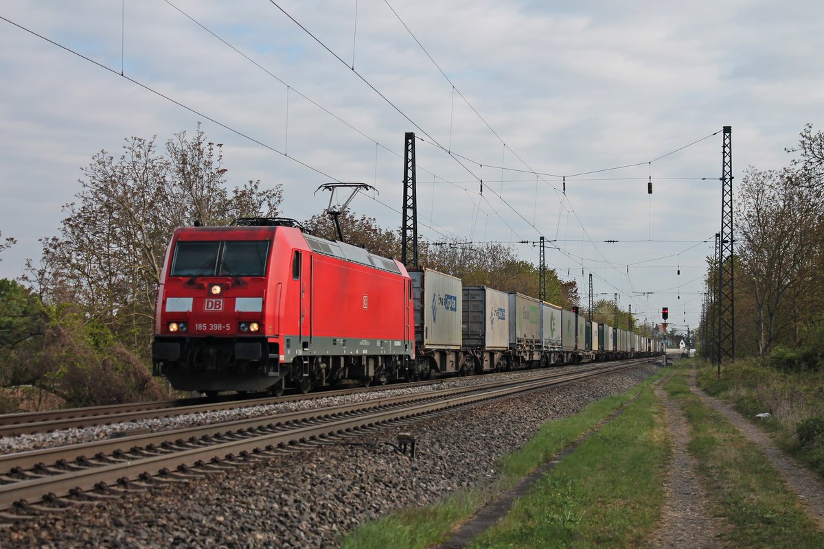 Mit einem Containerzug fuhr am 13.04.2017 die 185 398-5, welche den Zug in Aachen West übernommen hatte, durch den Bahnhof von Heitersheim in Richtung Schweiz.