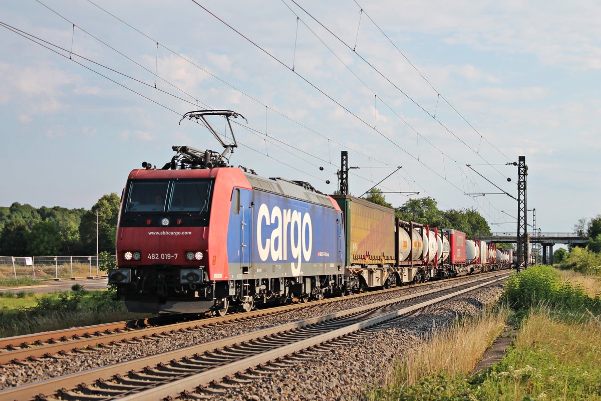 Mit einem Containerzug fuhr am 20.07.2017 die Re 482 019-7 am Industriegebiet von Buggingen vorbei in Richtung Norden.