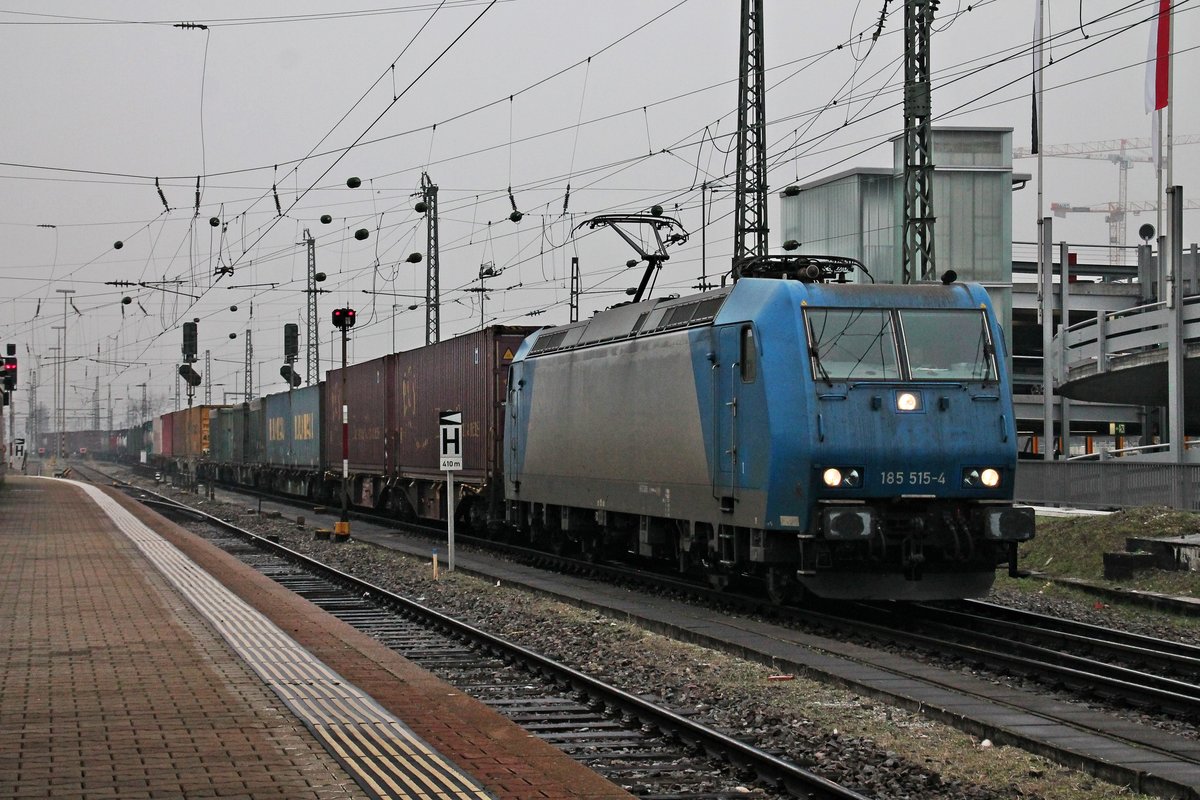 Mit einem Containerzug nach Aachen West/Antwerpen fuhr am 19.01.2016 bei leichtem Schneefall die Alpha Trains/Railtraxx 185 515-4 über Gleis 1 durch den Badischen Bahnhof von Basel in Richtung Weil am Rhein.