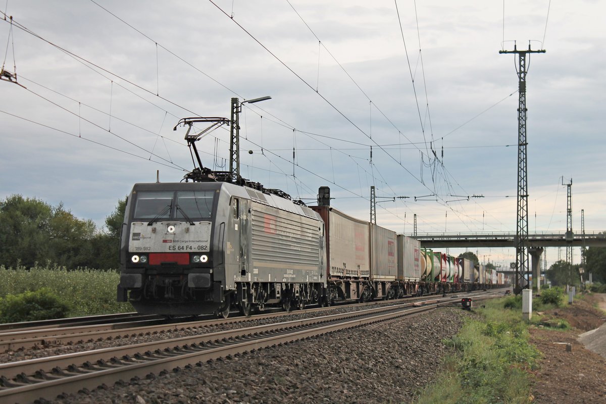 Mit einem Containerzug nach Norden fuhr am 16.09.2016 die MRCE/SBBCI ES 64 F4-082 (189 982-2)  SBB Cargo International  bei Müllheim (Baden) auf der KBS 703.