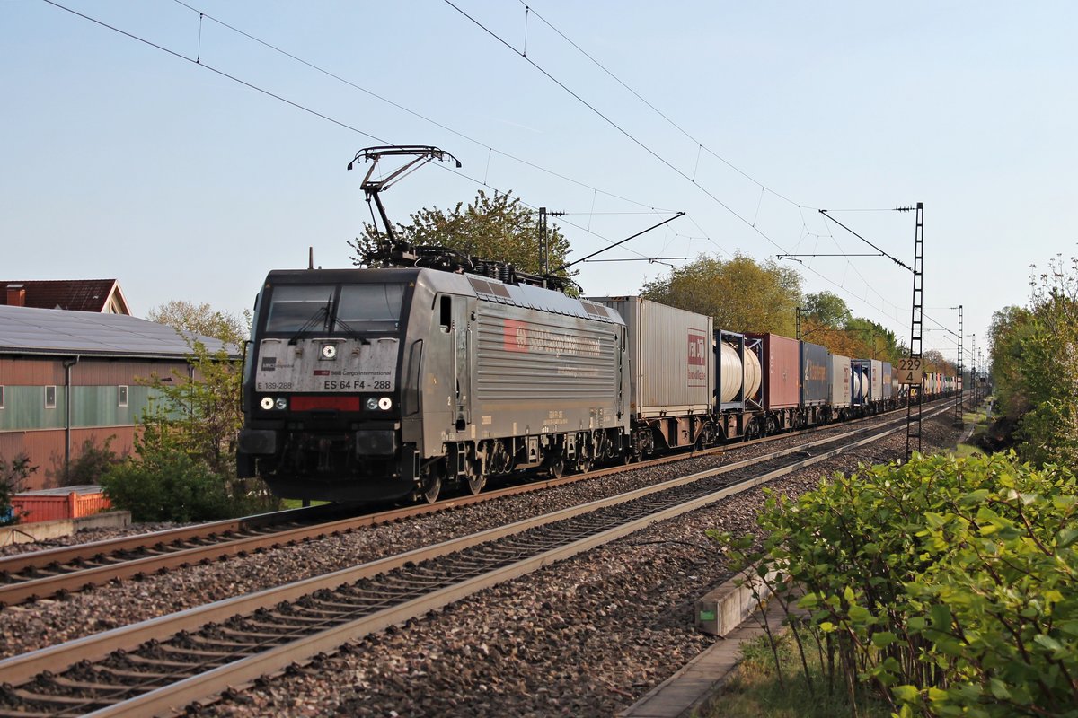 Mit einem Containerzug nach Rotterdam war am 13.04.2017 die MRCE/SBBCI ES 64 F4-288 (189 288-4)  SBB Cargo International  südlich von Heitersheim im Rheintal in Richtung Freiburg (Breisgau) unterwegs.