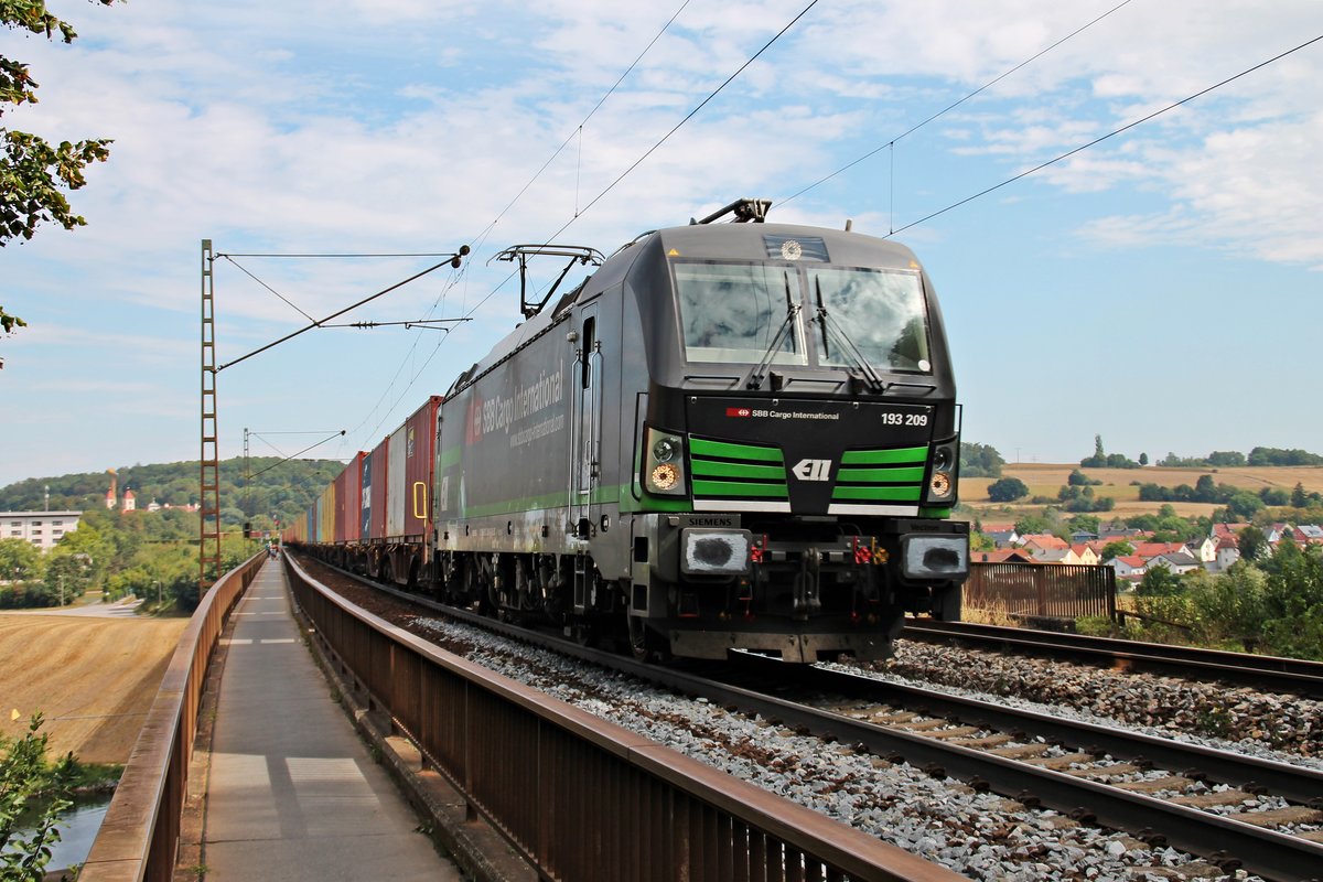 Mit einem Containerzug (Regensburg Ost - Hamburg Waltershof) fuhr am 24.08.2015 die ELL/SBB Cargo International 193 209 über die Donaubrücke bei Mariaort in Richtung Nürnberg.