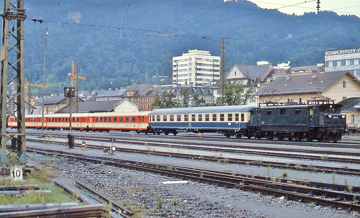 Mit einem DB-Kurswagen nach Schruns durchfährt 1670.28 im August 1982 Bregenz 